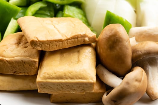 Green peppers, tofu, onion, and mushrooms in plate