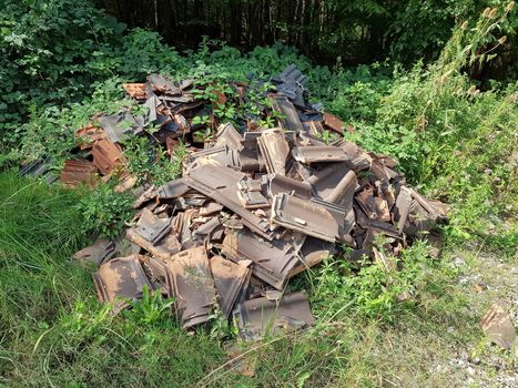 Illegal and illegal disposal of roof tiles in a forest