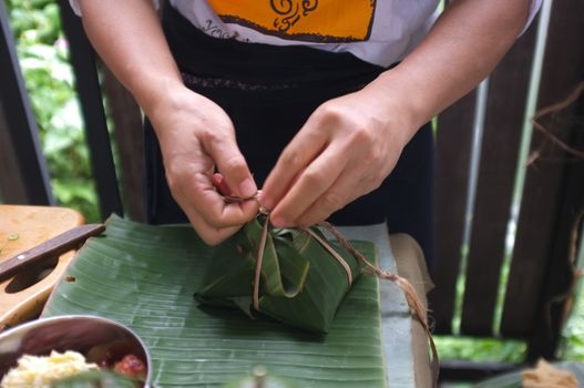 The woman use of natural materials from banana trees Used to make packaging for food. 