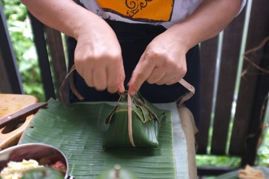 The woman use of natural materials from banana trees Used to make packaging for food. 