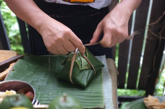 The woman use of natural materials from banana trees Used to make packaging for food. 