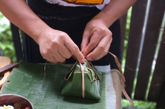 The woman use of natural materials from banana trees Used to make packaging for food. 