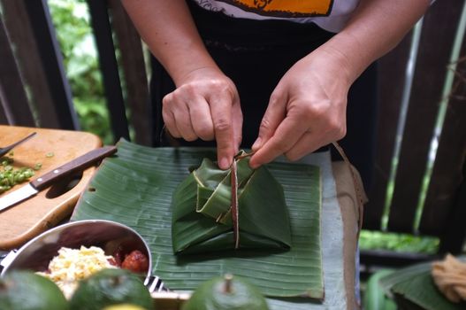 The woman use of natural materials from banana trees Used to make packaging for food. 