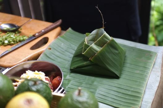 The woman use of natural materials from banana trees Used to make packaging for food. 