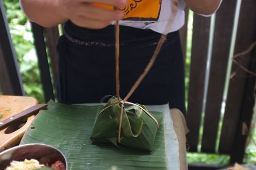 The woman use of natural materials from banana trees Used to make packaging for food. 