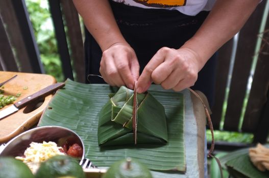 The woman use of natural materials from banana trees Used to make packaging for food. 