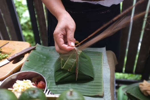 The woman use of natural materials from banana trees Used to make packaging for food. 