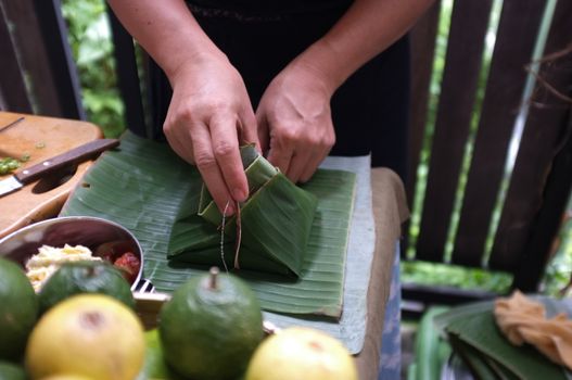 The woman use of natural materials from banana trees Used to make packaging for food. 
