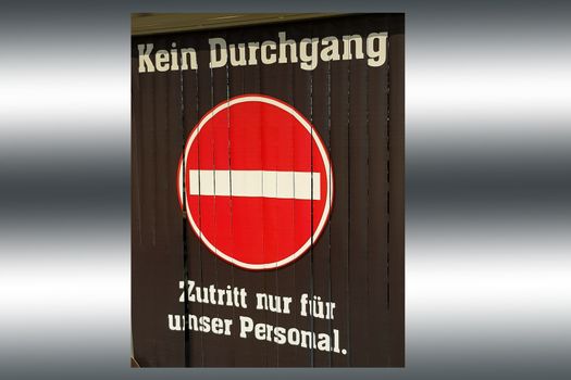 Slat curtain with inscription in German - only for personnel