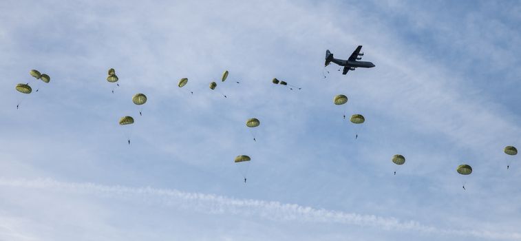 Ede,Holland,20-sept-2019:The airborne commemorations on Ginkel Heath with para drops with hundreds of parachutists dropped from hercules and dakota remebring the 75 year of operation market garden