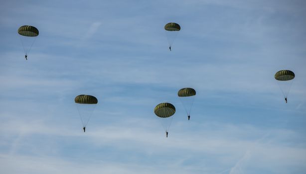 Ede,Holland,20-sept-2019:The airborne commemorations on Ginkel Heath with para drops with hundreds of parachutists dropped from hercules and dakota remebring the 75 year of operation market garden