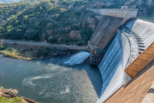 The damwall of the Blyderivierspoort Dam. The dam is overflowing