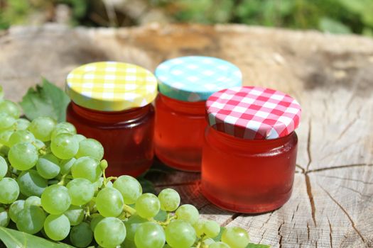 The picture shows wine jelly and grapes.