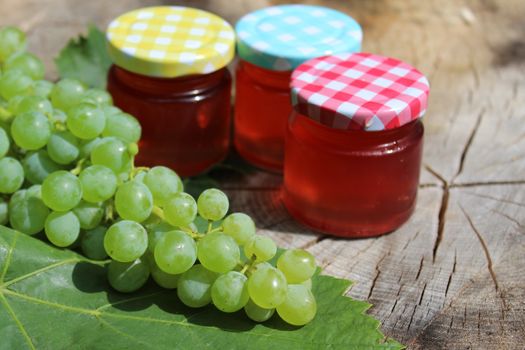 The picture shows wine jelly and grapes.