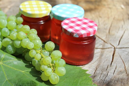 The picture shows wine jelly and grapes.