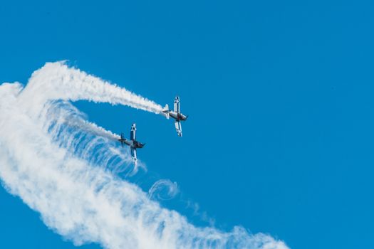 Démonstration des 9 alphajets de la patrouille de France lors d'un meeting aérien