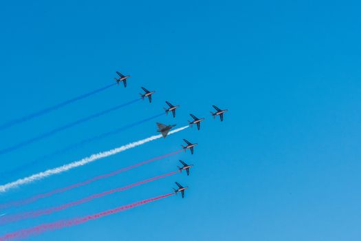 Démonstration des 9 alphajets de la patrouille de France lors d'un meeting aérien