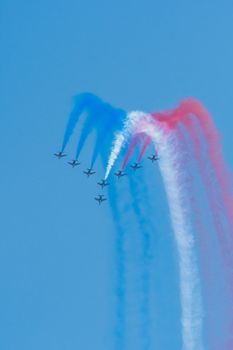 Démonstration des 9 alphajets de la patrouille de France lors d'un meeting aérien