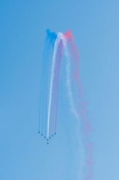 Démonstration des 9 alphajets de la patrouille de France lors d'un meeting aérien