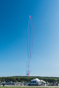 Démonstration des 9 alphajets de la patrouille de France lors d'un meeting aérien