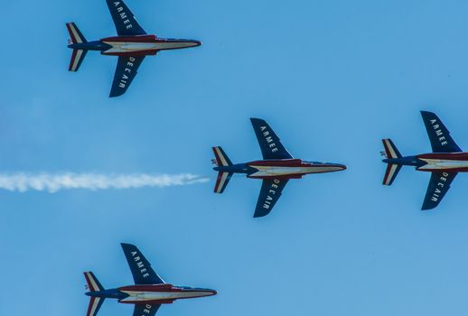 Démonstration des 9 alphajets de la patrouille de France lors d'un meeting aérien