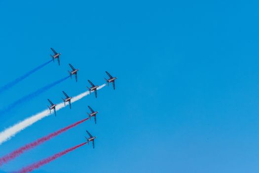 Démonstration des 9 alphajets de la patrouille de France lors d'un meeting aérien