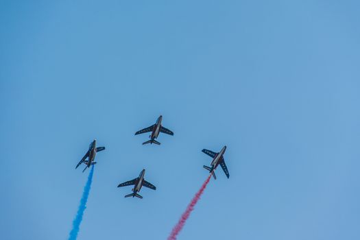 Démonstration des 9 alphajets de la patrouille de France lors d'un meeting aérien