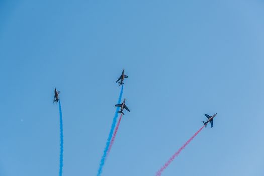 Démonstration des 9 alphajets de la patrouille de France lors d'un meeting aérien