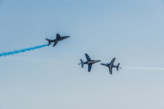 Démonstration des 9 alphajets de la patrouille de France lors d'un meeting aérien