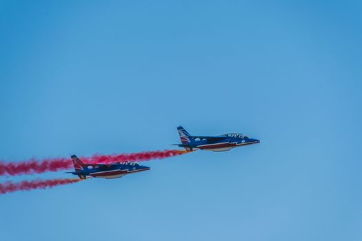 Démonstration des 9 alphajets de la patrouille de France lors d'un meeting aérien