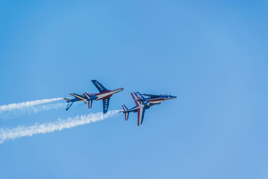 Démonstration des 9 alphajets de la patrouille de France lors d'un meeting aérien
