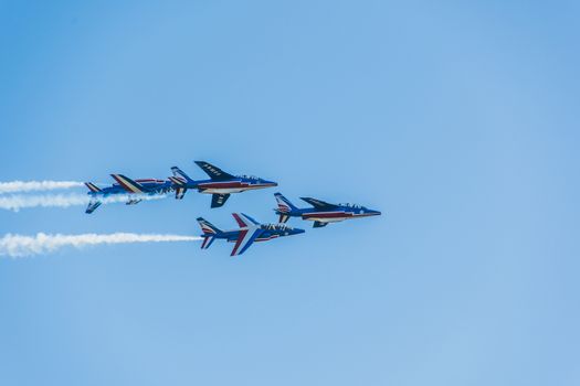 Démonstration des 9 alphajets de la patrouille de France lors d'un meeting aérien
