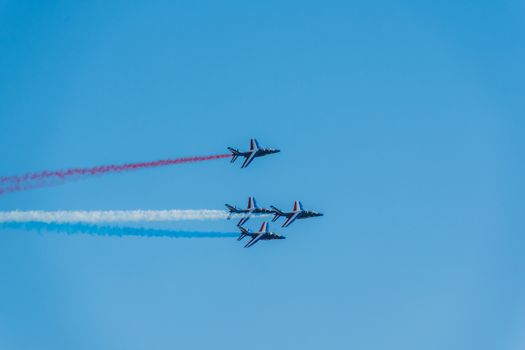 Démonstration des 9 alphajets de la patrouille de France lors d'un meeting aérien