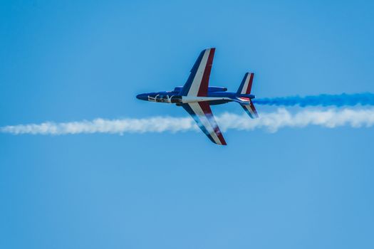 Démonstration des 9 alphajets de la patrouille de France lors d'un meeting aérien