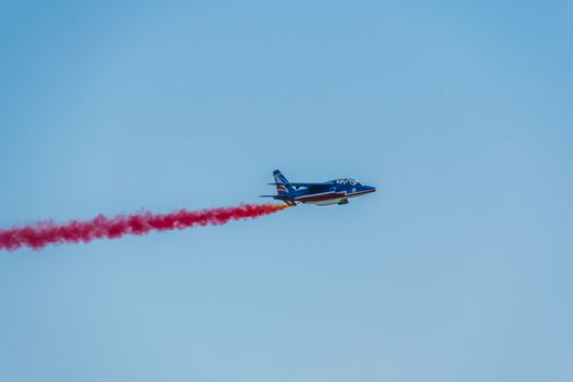 Démonstration des 9 alphajets de la patrouille de France lors d'un meeting aérien
