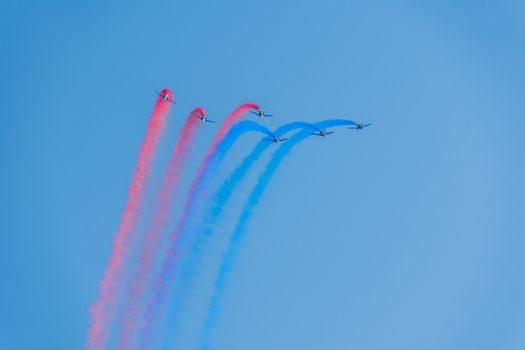 Démonstration des 9 alphajets de la patrouille de France lors d'un meeting aérien