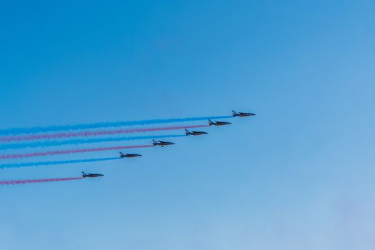 Démonstration des 9 alphajets de la patrouille de France lors d'un meeting aérien