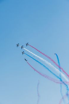 Démonstration des 9 alphajets de la patrouille de France lors d'un meeting aérien