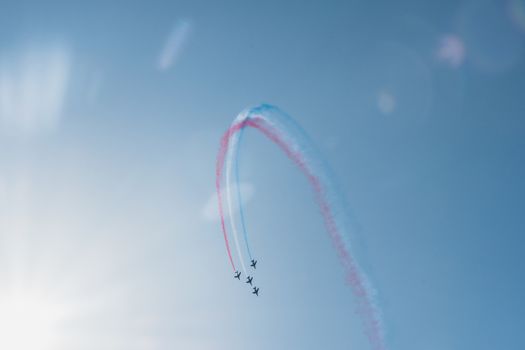 Démonstration des 9 alphajets de la patrouille de France lors d'un meeting aérien
