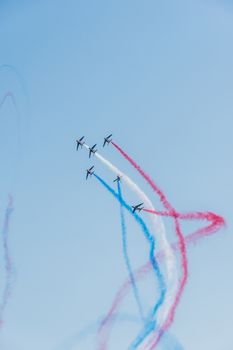 Démonstration des 9 alphajets de la patrouille de France lors d'un meeting aérien