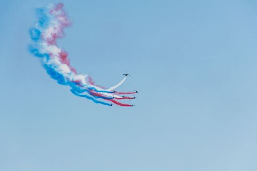 Démonstration des 9 alphajets de la patrouille de France lors d'un meeting aérien