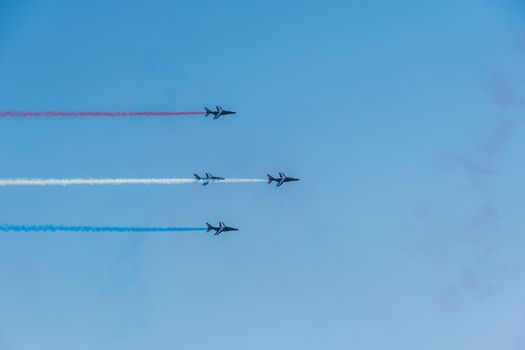Démonstration des 9 alphajets de la patrouille de France lors d'un meeting aérien