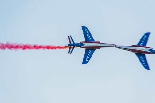 Démonstration des 9 alphajets de la patrouille de France lors d'un meeting aérien