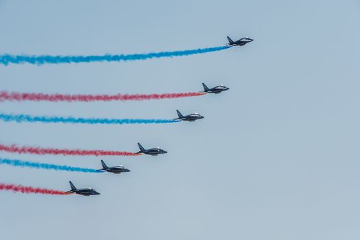 Démonstration des 9 alphajets de la patrouille de France lors d'un meeting aérien