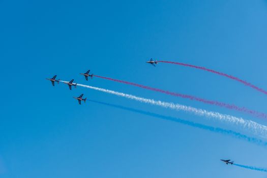 Démonstration des 9 alphajets de la patrouille de France lors d'un meeting aérien