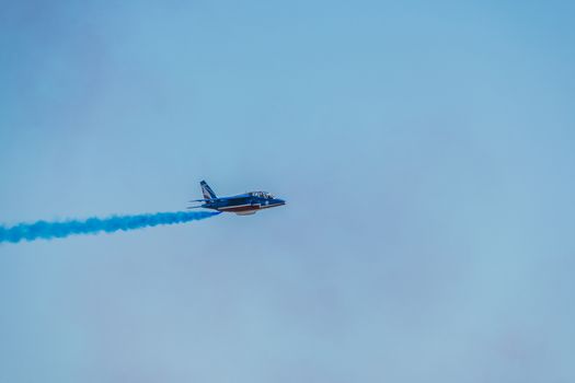 Démonstration des 9 alphajets de la patrouille de France lors d'un meeting aérien