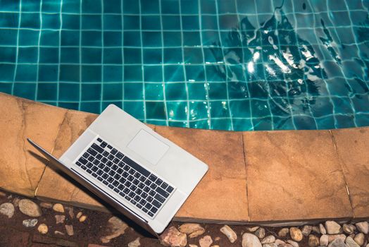 Work notebook laptop computer blank screen near swimming pool