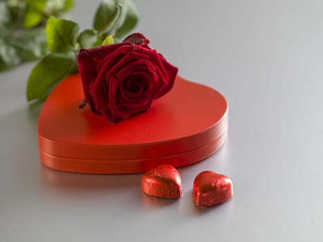 Red roses and gift box on a wooden background - Image