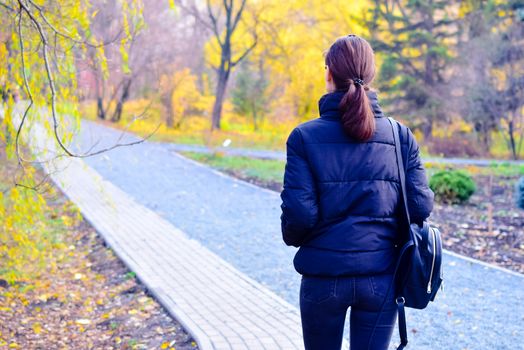 simple and sports walks in the Park in mid-autumn