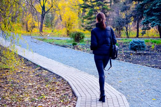 simple and sports walks in the Park in mid-autumn